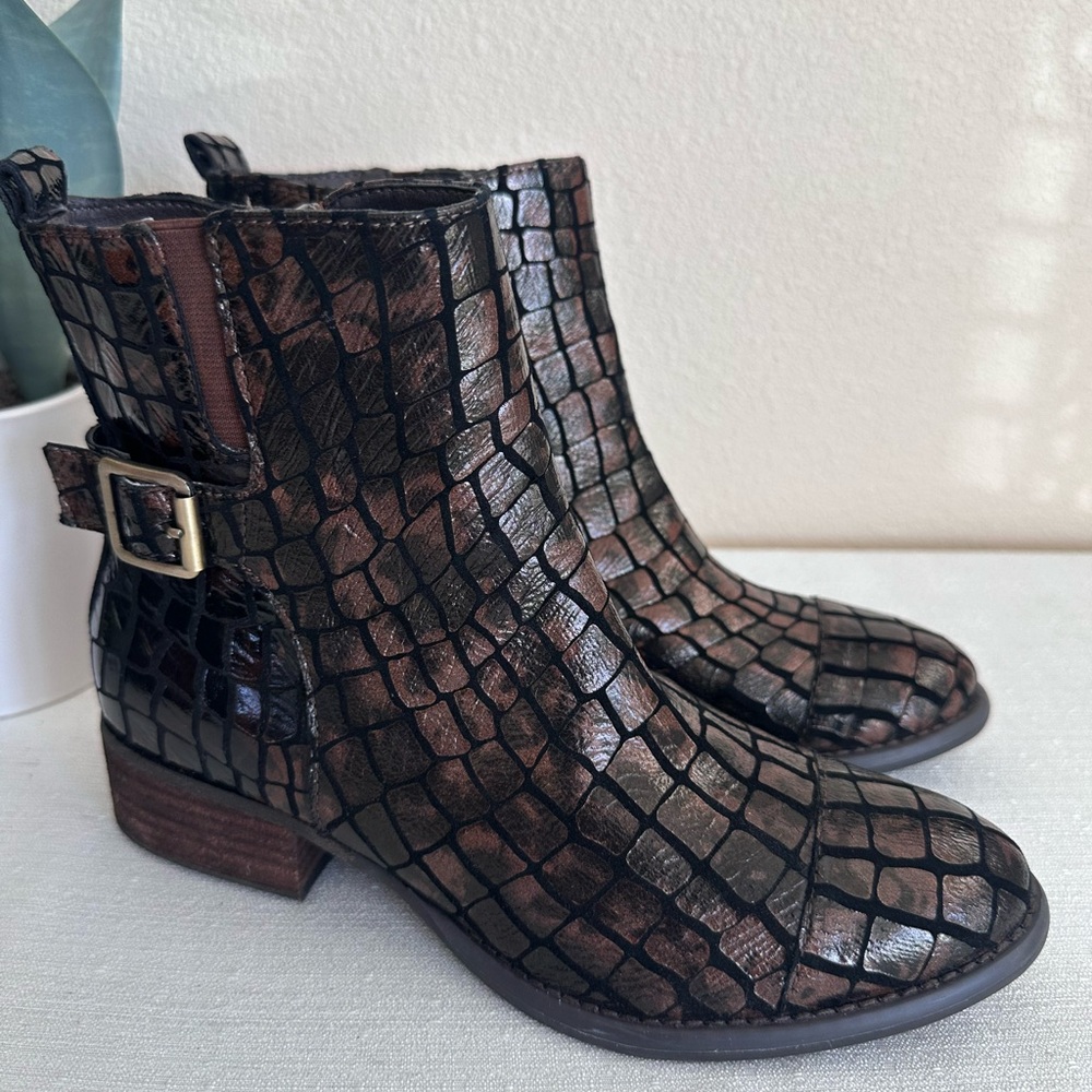 Donald J. Pliner Swift Brown Croc Embossed Leather Zip Ankle Booties Women’s 7M